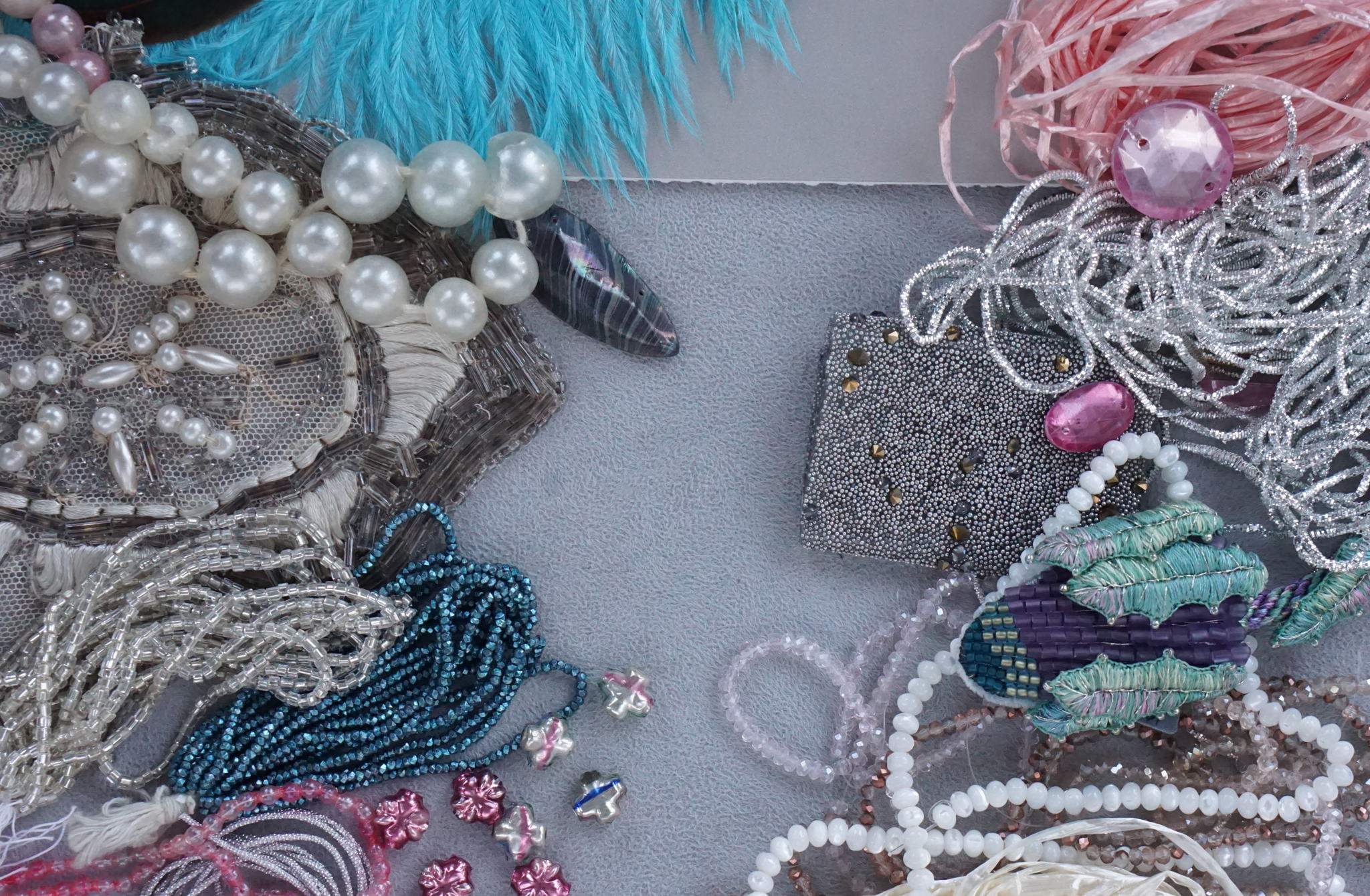 Чем и как вышивать. Обзор материалов от золота до полиэтилена