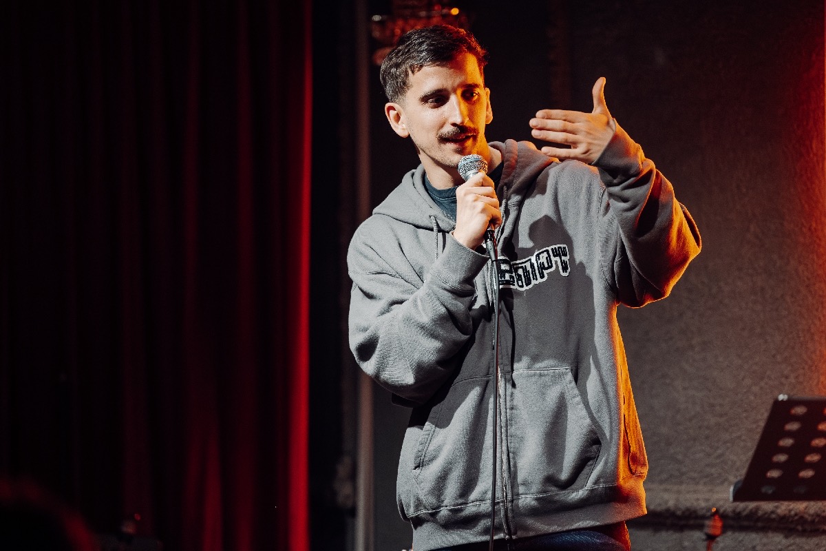 Большой стендап в доме винтажной музыки