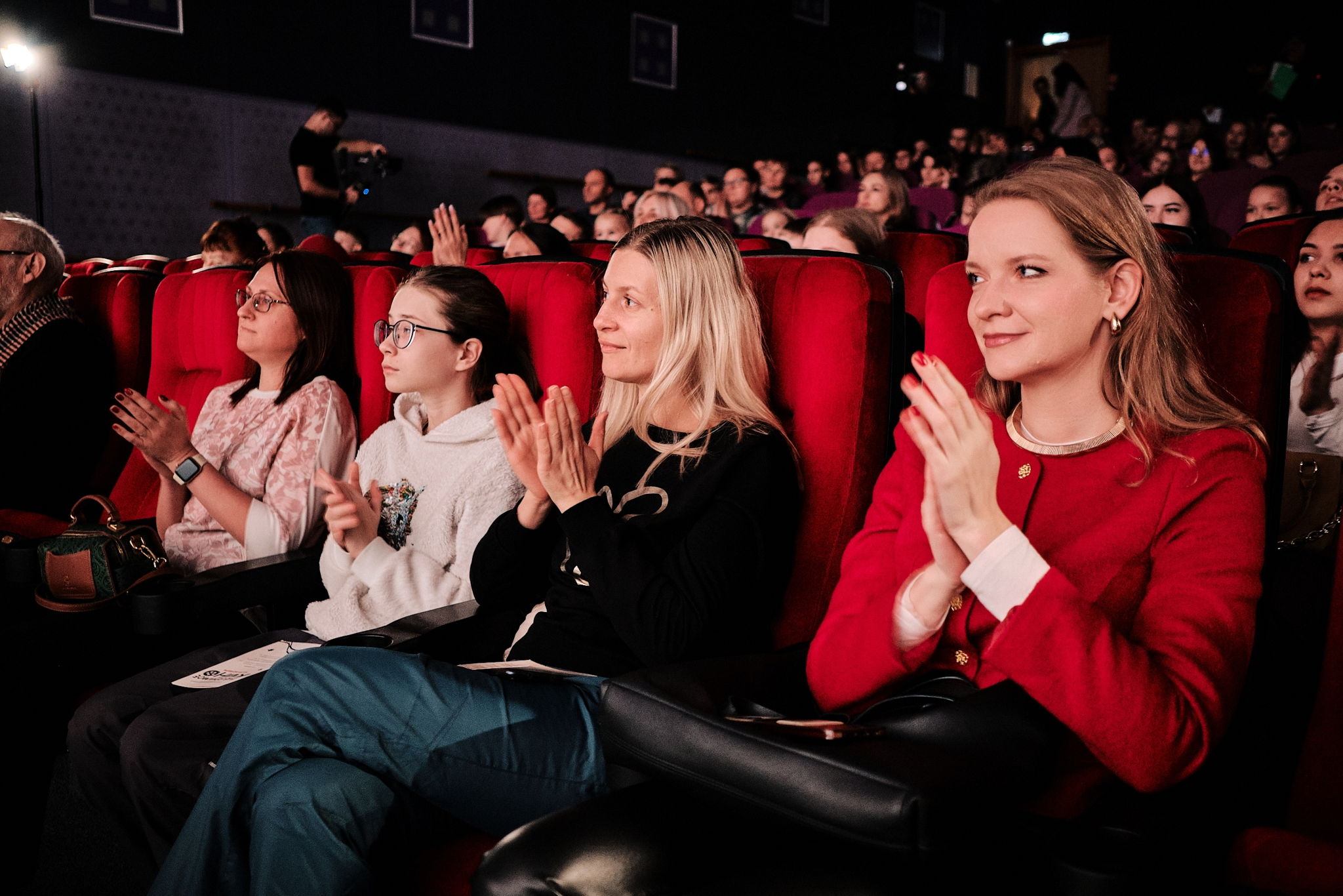 Показ конкурсной программы: телевизионные фильмы от профессиональных авторов и студий