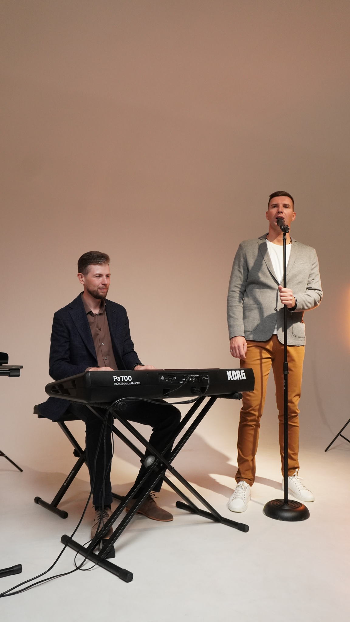 Концерт акустичекого кавер-дуэта «Кадры»