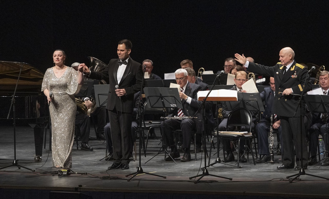 Помнит мир спасённый. концерт образцового оркестра ржд