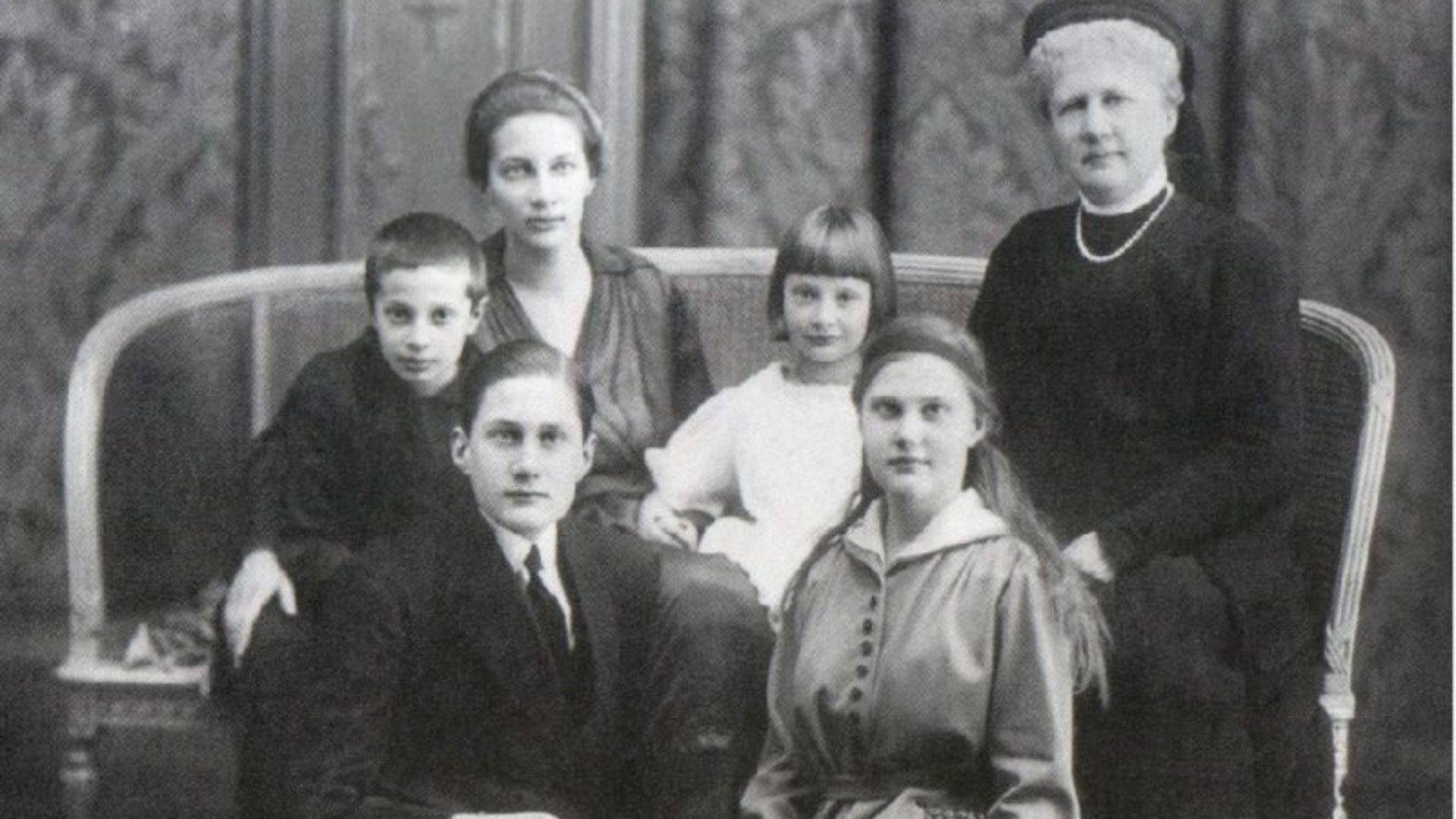 Лекция «Романовы после 1917 года: закат династии» с чаепитием