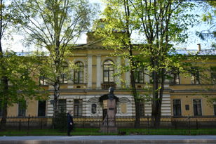 «Здесь красный крест и белые халаты…» 