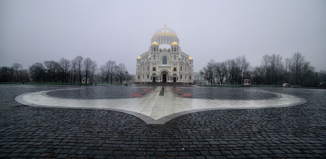 Кронштадт. Якорная площадь в Кронштадте. Кронштадт дождь в Кронштадте.