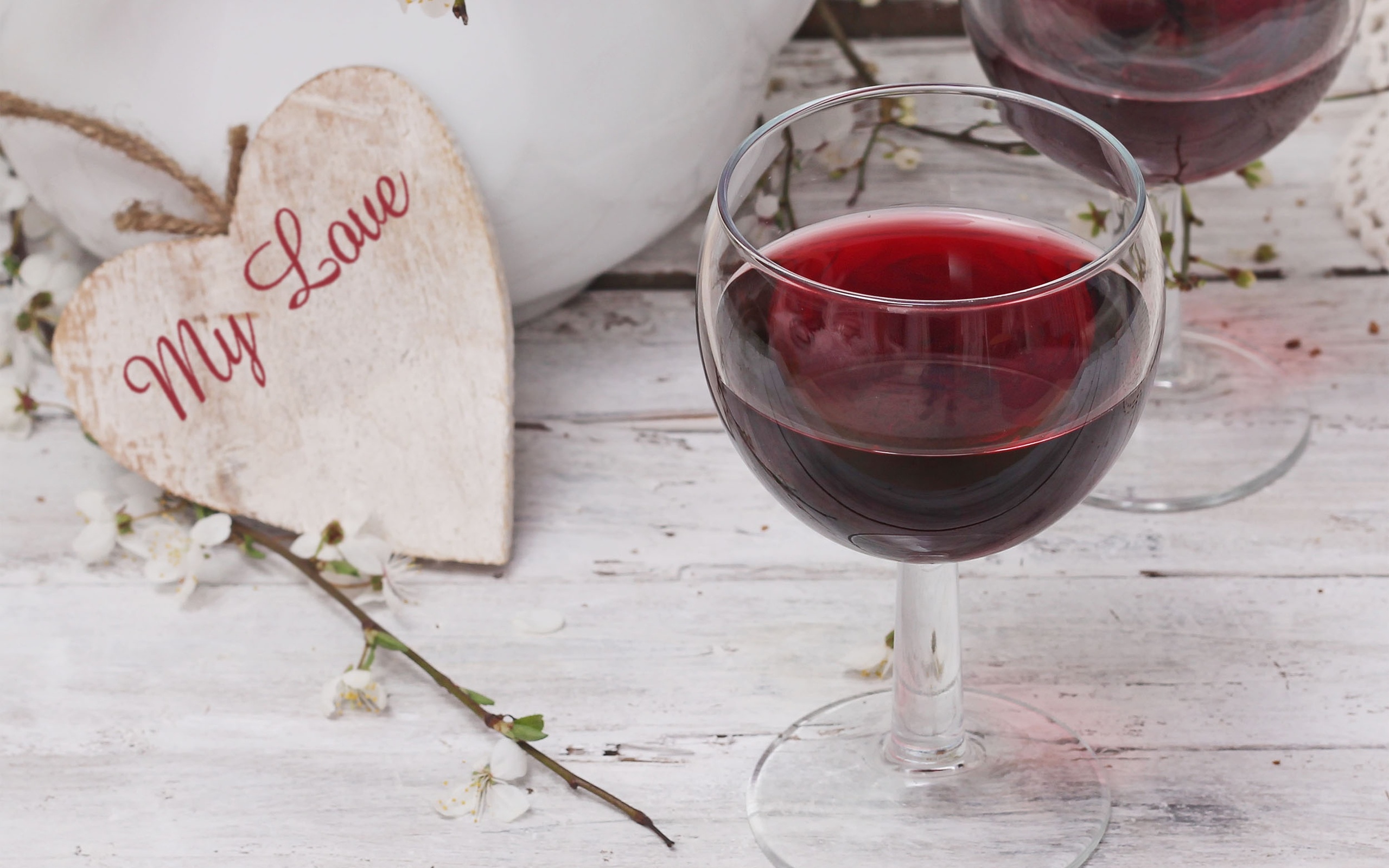 Бокал вина на столе. Вино любви. Бокал красного вина. Вино и сердце.