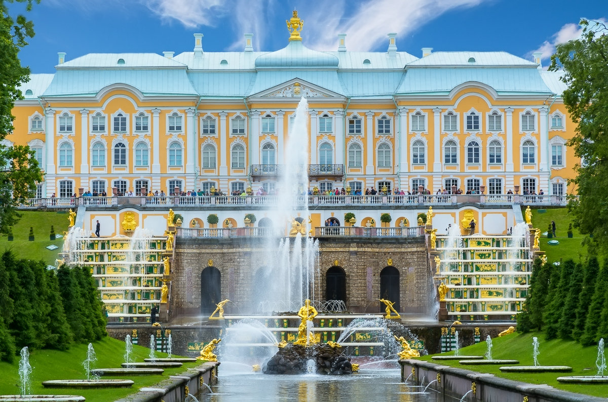 Петродворец в санкт петербурге фото. Фонтаны Санкт-Петербурга Петергоф. Петергоф. Фонтаны. Большой Петергофский дворец Санкт-Петербург. Большой Каскад фонтанов Петергофского дворца. Екатерининский дворец Петергоф.