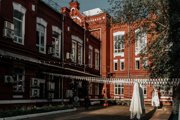 Экскурсия "Блеск «Кристалла» и гимн стрит-арту": More Amore х Москва глазами инженера