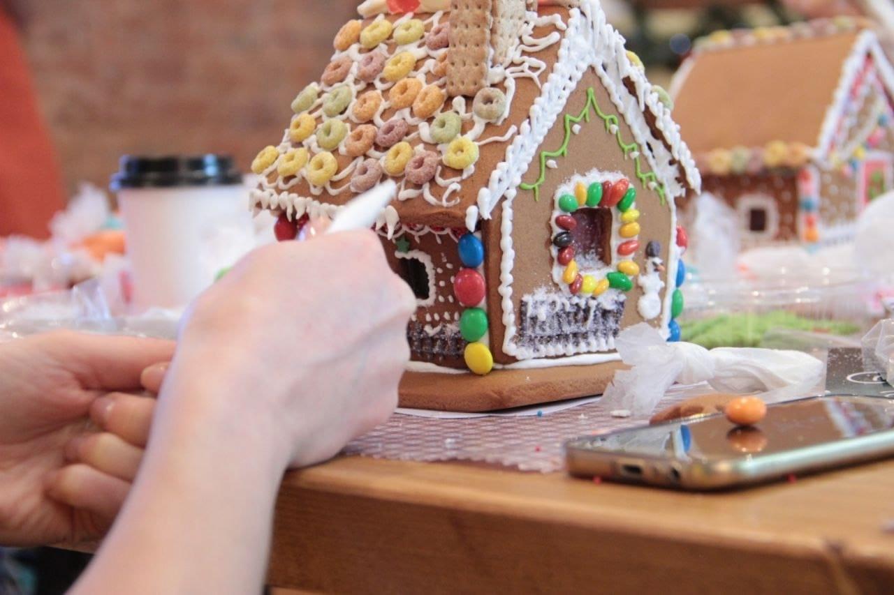 МК для детей и взрослых "Домик пряничный новогодний с карамельными окошками" на X Международном Фестивале пряничного искусства «Мир пряника». Ведущая: Любовь Георгиева
