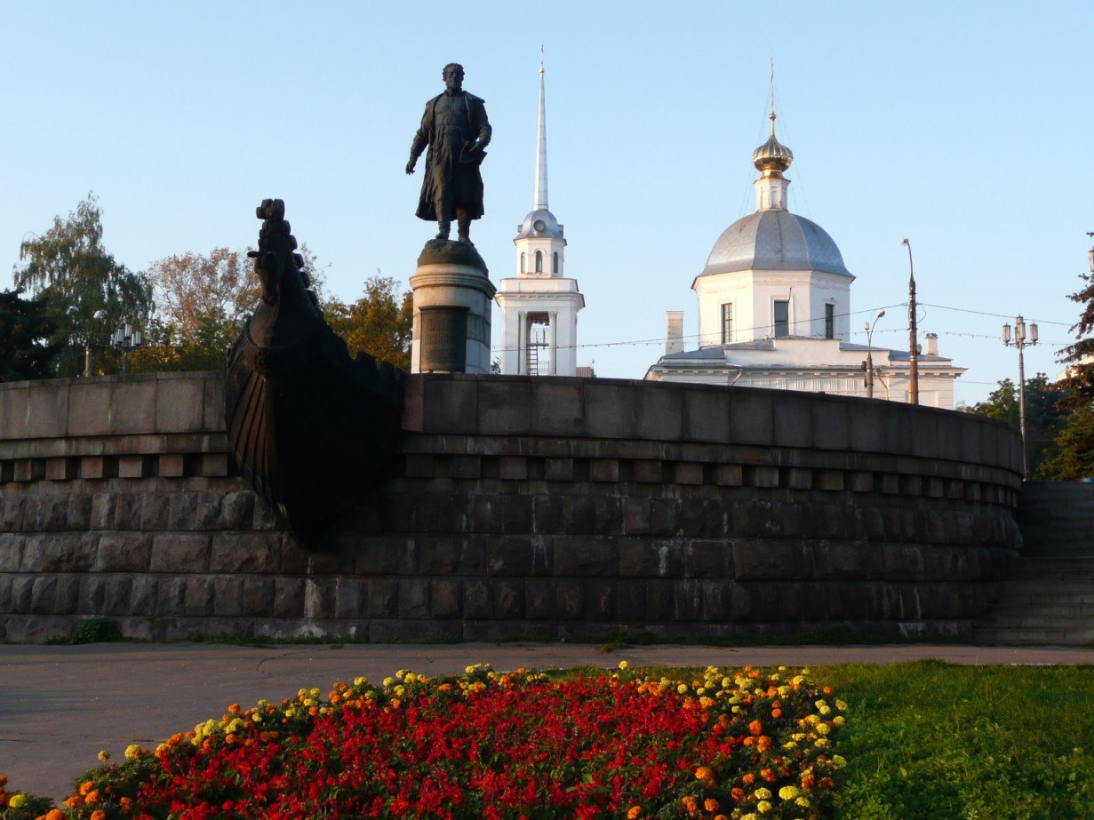 Тверь достопримечательности фото. Город Тверь памятник Афанасию Никитину. Город Тверь Афанасий Никитин. Набережная Афанасия Никитина памятник. Набережная Афанасию Никитину в Твери.