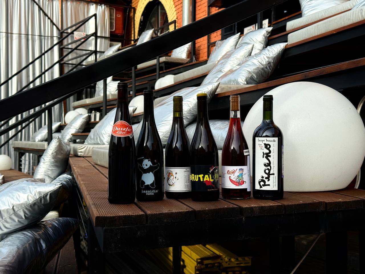 Vin de Soif Table