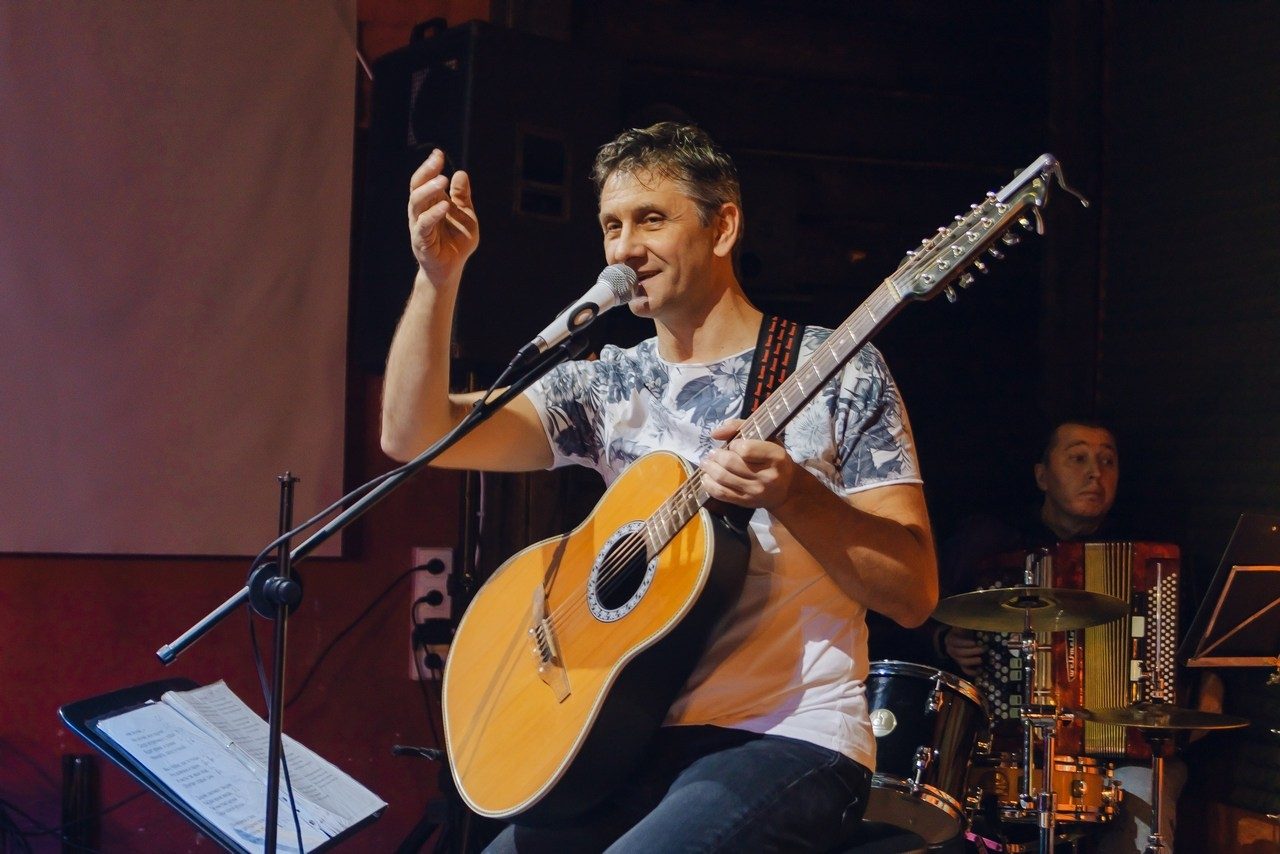 интересная музыкальная встреча «НОВЫЕ ПОВОРОТЫ СУДЬБЫ: история человека, который изменил свою жизнь и музыке, которая возвращает к себе»