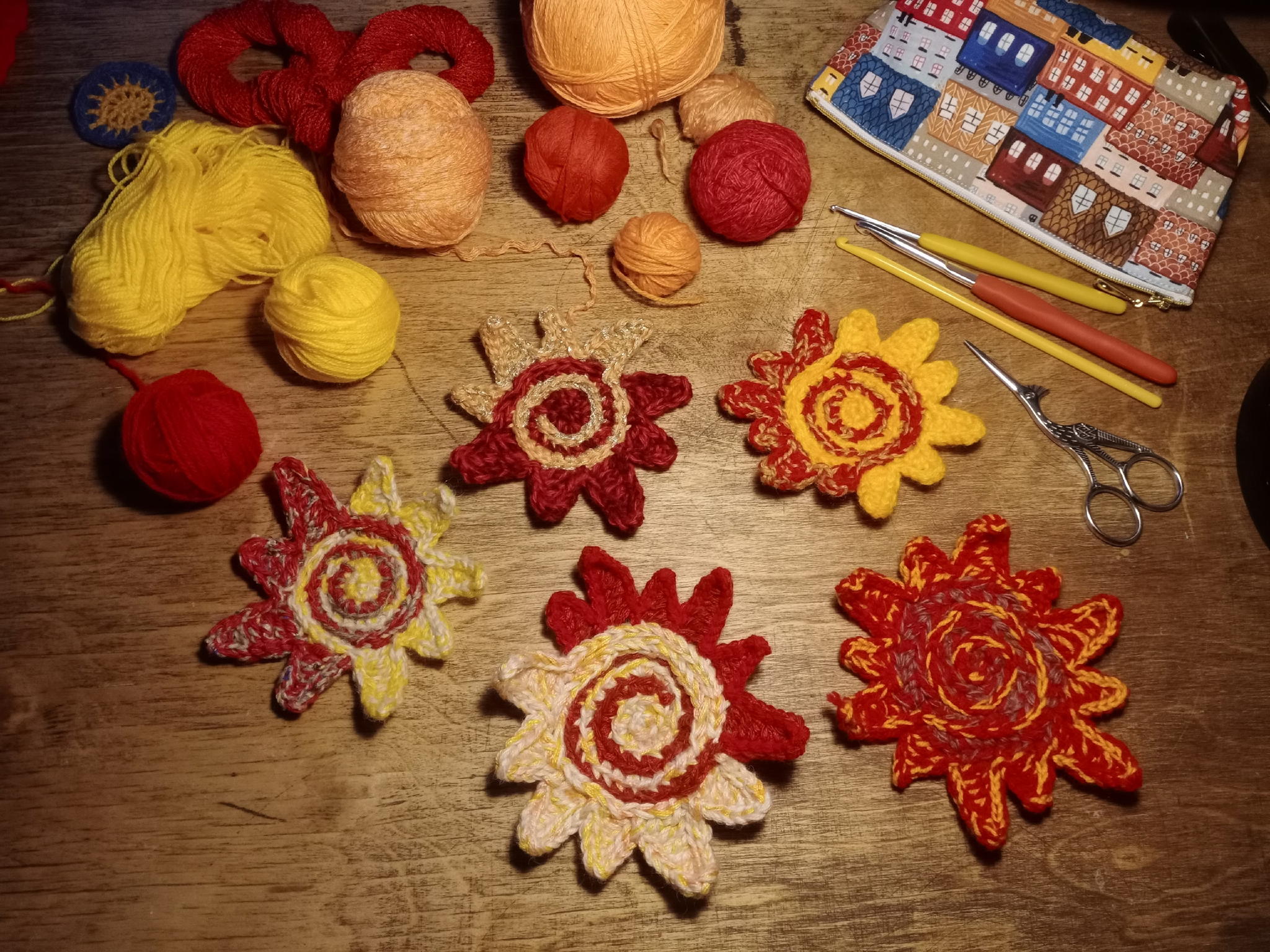 Вязаная брошка «Солнышко»