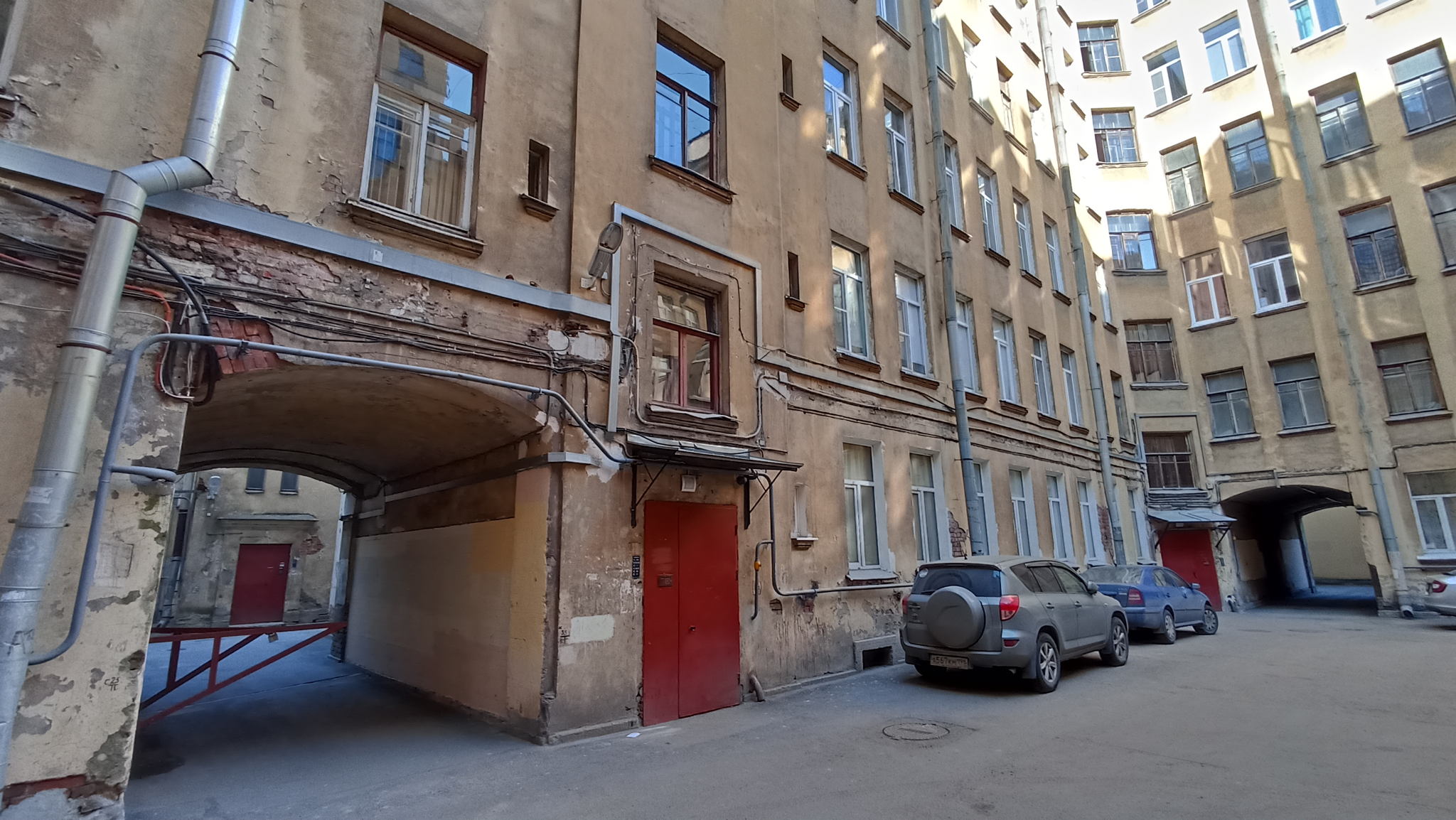 ВАСИЛЬЕВСКИЙ ОСТРОВ. ПУТЕШЕСТВИЕ МЕЖДУ ПАРАЛЛЕЛЬНЫХ ЛИНИЙ