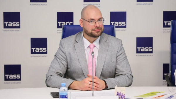 «Чиновник, который шутит»: доброе лицо уральской культуры в гостях у «Маяковки»