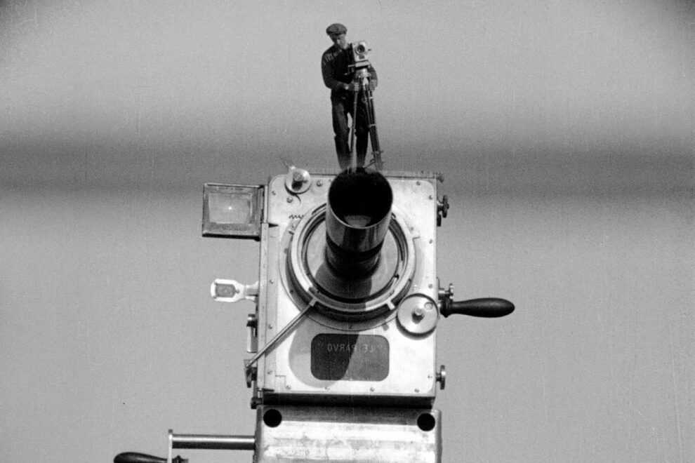 Программа "Великий Вертов” «Человек с киноаппаратом» под аккомпанемент тапера Филиппа Чельцова