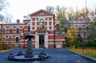 Интерьерно-пешеходная экскурсия по территории Института Экспериментальной Медицины с посещением музея и библиотеки.