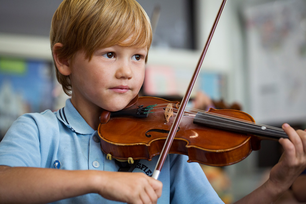 Мальчик искал скрипку. Мальчик со скрипкой. Скрипка для детей. Мальчик играет на скрипке. Ребенок играющий на скрипке.