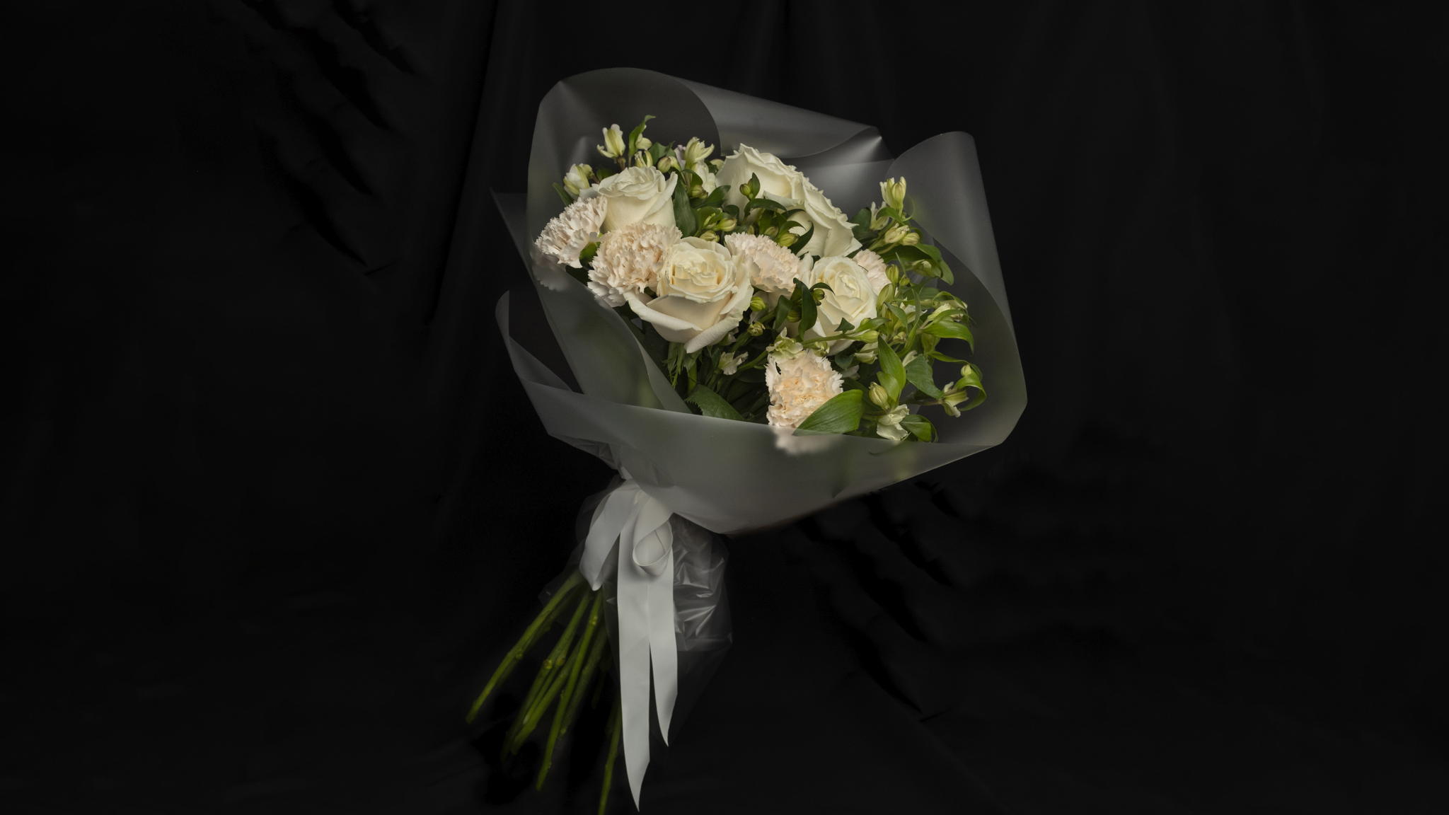 Цветочный мастер-класс «Сборка нежного монохромного букета»