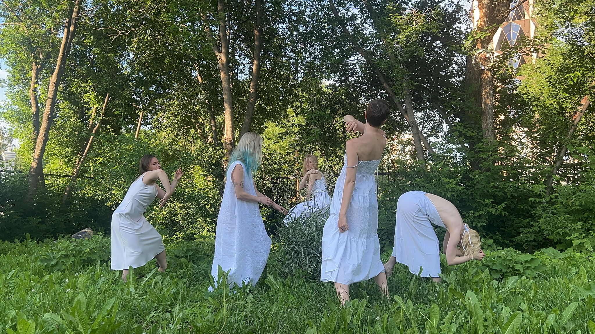 Танцевальный перформанс «Следы на земле» от OKOLO dancecompany