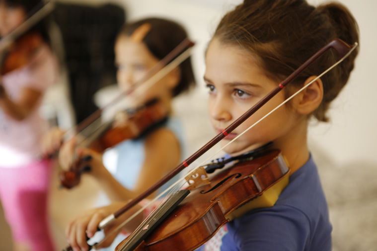 Игры скрипка основа. Музыкальная школа скрипка. Игра на скрипке. Учитель скрипки. Ребенок играет на скрипке.
