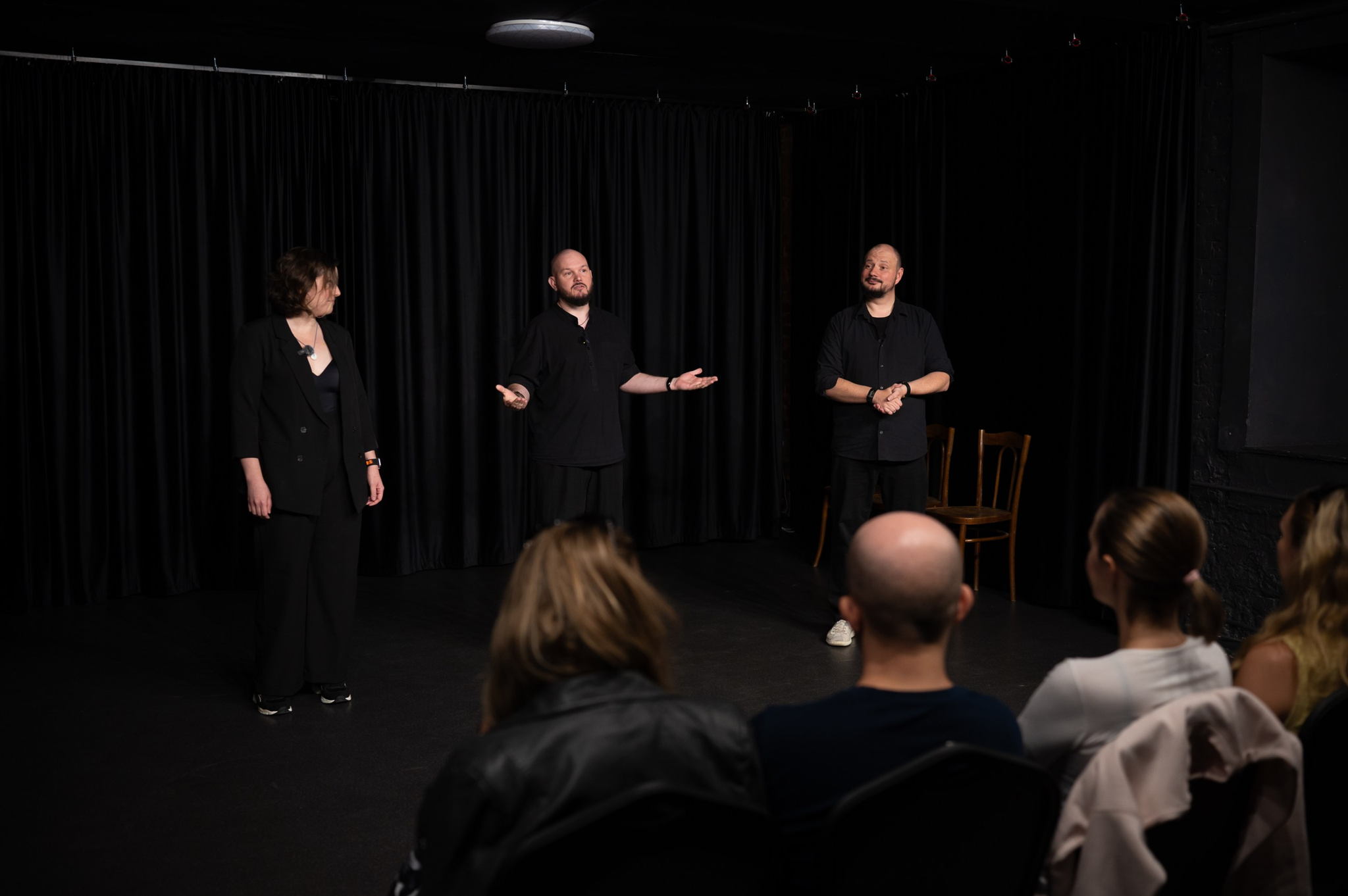 «Моносцена» — импровизационный спектакль от «Вас двое, я одна»