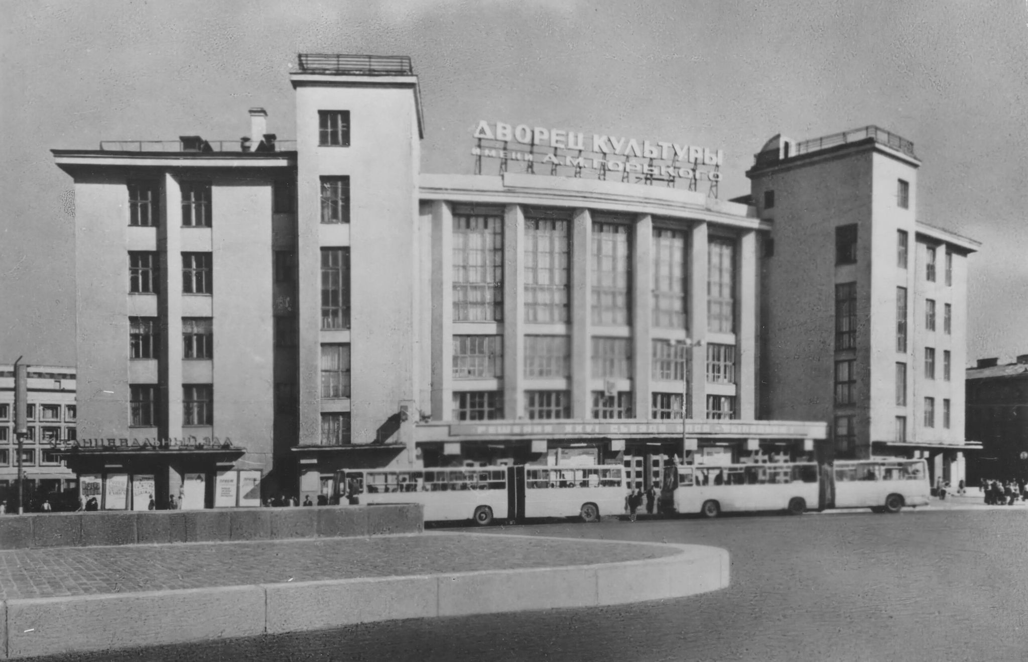 Конструктивизм у «Нарвской»: школа агитационной формы, «Гигант» и сбежавший Ленин