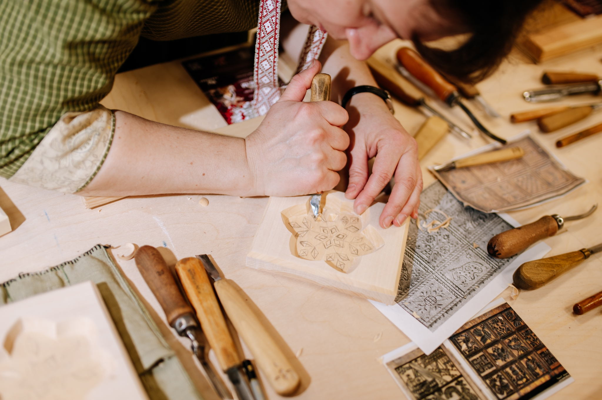 МАСТЕР-КЛАСС по вырезанию печатной (пряничной) доски на X Международном Фестивале пряничного искусства «Мир пряника». Ведущие: Павел Спехов, Александр Старынин